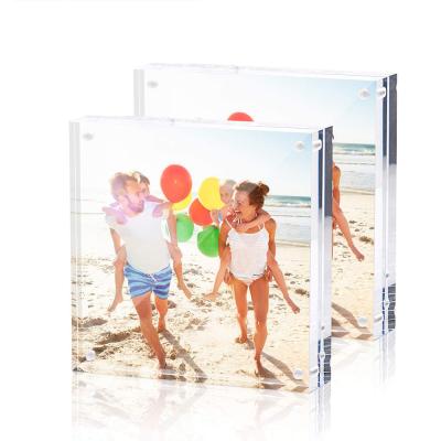 中国 Modern Stylish 12+12MM Thickness Acrylic Frame 8x10 Clear Clear Photo Frame 販売のため