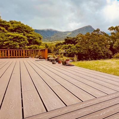 China Decking compuesto WPC 3D resistente de perfil hueco ligero con agujeros cuadrados en venta