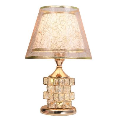 China Modern Style Living Room LED Table Lamp Luxury Romantic Wedding Bedside Crystal Desk Light for sale