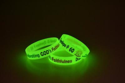 China Color Filled Custom Silicone Bracelets Glow In The Dark For Outdoor Events for sale