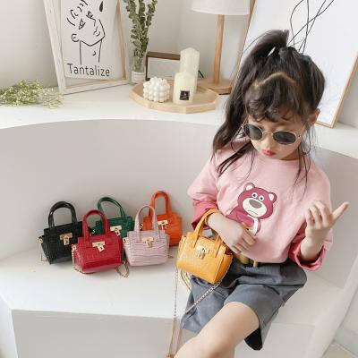 China New Fashion Patent Leather Mini Kids Square Shoulder Bag High Quality PU Leather Handbag Baby Chain Messenger Bags for sale