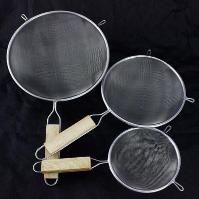 China Sustainable Stainless Steel Kitchen Skimmer Cooking Strainer With Wooden Handle for sale