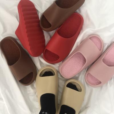 China CUSHIONING Waterproof Bedroom Slippers For Lovers Yeezy Cotton Shoes Winter Fur Warm Slippers Outdoor Casual Plush Slippers for sale