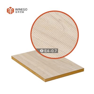 Cina Tavola di legno micro perforata su misura, pannelli di soffitto in legno perforato resistenti al fuoco in vendita