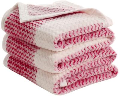 China High Quality Fabric Polyester Fleece Warmer Anti-Pull Zigzag Flannel Fleece Blanket Throw Blanket for sale