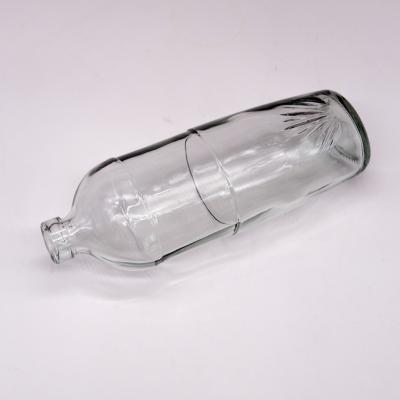 Cina 750ml Beverage Bottle Wholesale Packaging Clear Glass For Vodka Drinks Wine Glass Bottle With Cork in vendita