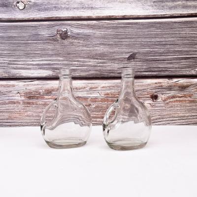 China Chinese beverage manufacturer supplied 8oz wine glass bottle vodka handle glass bottle screw lid on sale Te koop