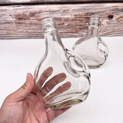 중국 Wholesale 250ml Beverage Custom Design Wine Glass Bottle With Handle Vodka Clear Bottle Glass 판매용