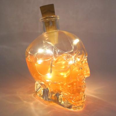 Cina Empty Glass Beverage 1000ml Skull Bottle For Vodka Wine Glass Bottle With Shaped Skull in vendita