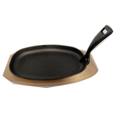 China Sustainable Pre-Seasoned Cast Iron Scorching Day Dish with Wood Base for sale