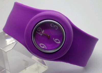 China OEM geel / paars Silicone klap Armband Watch met aangepaste logo's Te koop