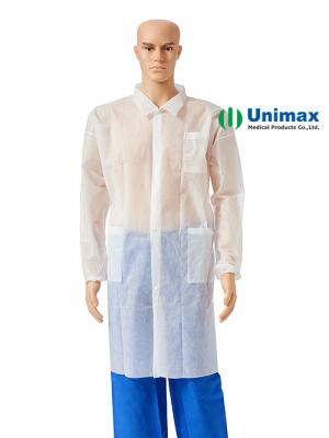 China O laboratório branco descartável unisex dos PP SMS reveste o colar feito malha laboratório à venda