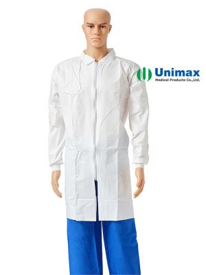 Chine Bouton-poussoir non tissé blanc du manteau S-2XL de laboratoire de la protection 70g à vendre