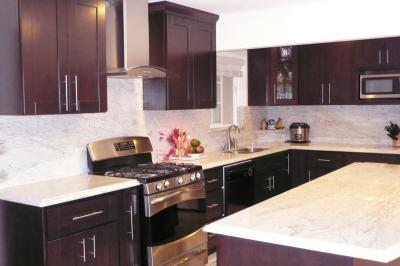 China Chocolate Gloss Solid Wood Kitchen Cabinets , Traditional Kitchen Cupboards for sale