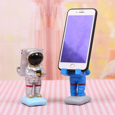 China Modern Design Resin Phone Holder Astronaut Cell Phone Stand Astronaut Mobile Phone Display Stand for sale