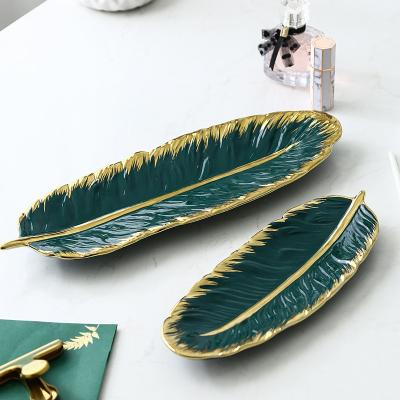 China Art Decor Nordic Golden Trim Creative and Slightly Luxury Ceramic Ceramic Dish Tray Dark Green Feather Plate for sale