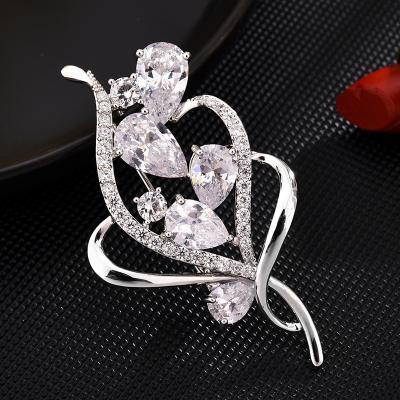 China Luxury Cubic Zirconia Copper Brooch Wedding Party Gift Party Wedding Suit Scarf Bag Pin Copper Floral Brooch for sale