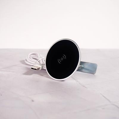 China Trendy 2021 New Style Smart Home Desktop Embedded Wireless Charging Pad for sale