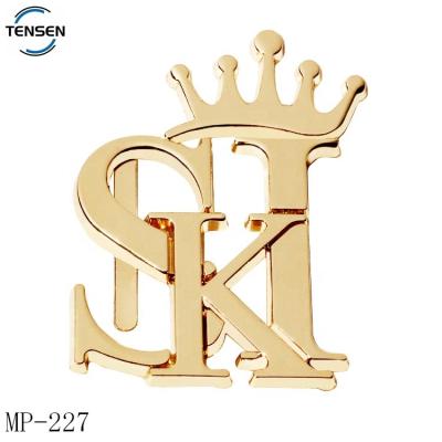 China Europe Manufacturer Made Bags Brand Plate Customized Golden Letter Embossed Metal Emblems For Hats for sale