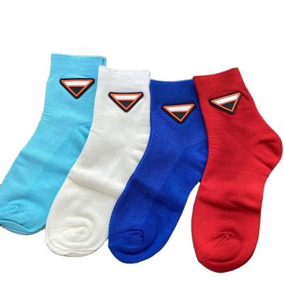 China Sporty New Style Famous Brands Luxury Socks Unisex Designer Socks Women Wholesale Fashion Men Cotton Sock Manufacturers for sale