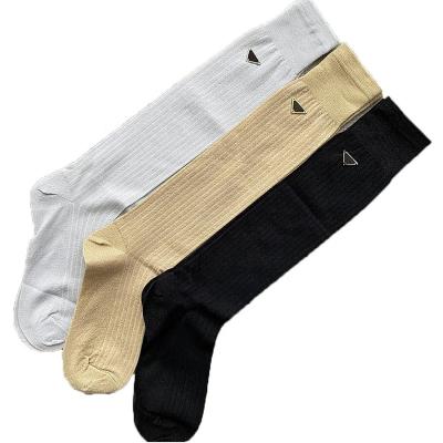 China Sporty New Style Famous Brands Luxury Socks Unisex Designer Socks Men Wholesale Fashion Long Women Cotton Sock Manufacturers for sale