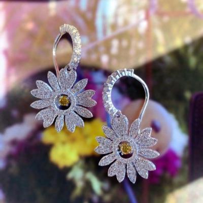 China Classic Yellow 18K Chrysanthemum Shape New Style New Design 18K Gold White Color Earring Drop for sale