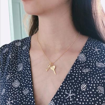 China Fashionable Instagram Jewelry Hot Girls Necklace 925 Silver Double Gold Key Pendant Necklace With Chain for sale