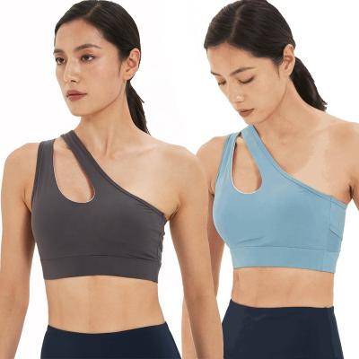 China Breathable Women's One Shoulder Plus Size Sports Bras Workout Yoga Bra Sexy Cute Medium Support Dropshipping for sale