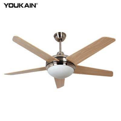 Cina 52 Inch Ceiling Fan Wood Ceiling Fan Light Modern Energy Saving Residentaial Plywood Blade With Remote And Light in vendita