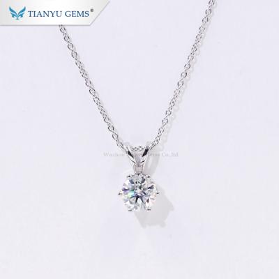 China CLASSIC Moissanite Diamond Pendant Designs, 0.5CT VVS Clarity Moissanite Diamond Pendant Set For Women for sale