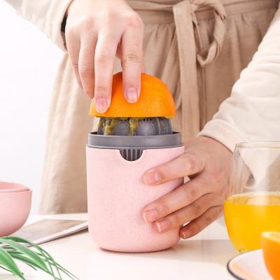 China Cooking Straw Juicer Mini Portable Lemon Orange Juicer Squeezer Juicing Tools Wheat Manual Cup for sale