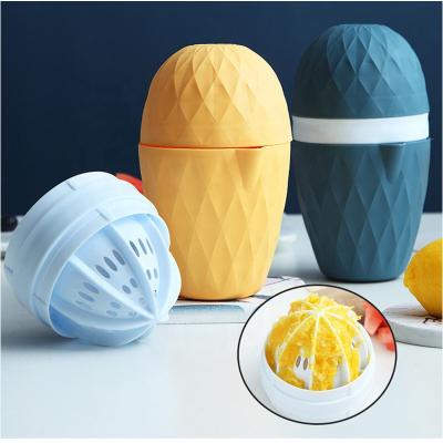 China Viable Portable Mini Fruit Squeezer Lemon Squeezer Cup Press Juicer Machine for sale