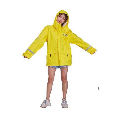 China El SGS aprobó el bolso impermeable amarillo de Opp de la chaqueta del impermeable lleno en venta