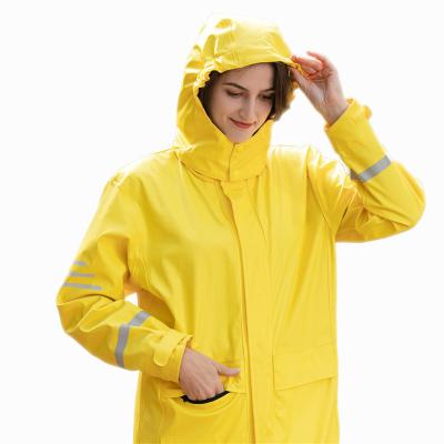 China A capa de chuva impermeável das mulheres do plutônio com Hood Retractable Multiapplication à venda