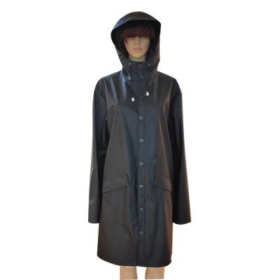 China Prenda impermeable encapuchada del impermeable negro reutilizable de la PU multifuncional en venta