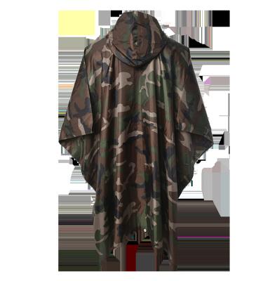 China Los adultos multifuncionales llueven el poncho impermeable del camuflaje militar de las capas con la capilla en venta