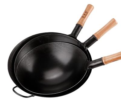 China Sustainable Chinese Beech Handle Carbon Steel Wood Wok Stir Fry Pans with Wood Handle and One Iron Ear from Factory Directly for sale