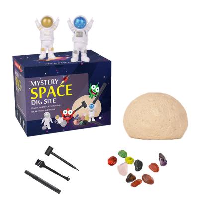 China Factory Wholesale Hard Wholesale High Quality Sculpturen Figure Statue Plaster Treasure Hunt Toy Astronaut for sale