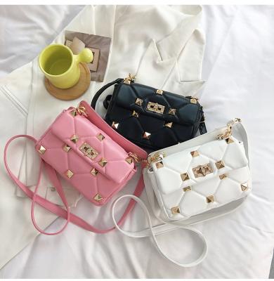 China Cross 2021 - Yiwu Supplier Factory Direct Sale High Quality Rhombus Handbags Rivet Chain Body Bag For Ladies for sale