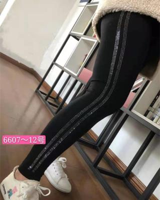 China Antibacterial Ready To Ship Ladies Piercing Black Color Yoga Seamless Modal Hot Pants, Yoga Gaiters, Fitness Yoga Wear for sale