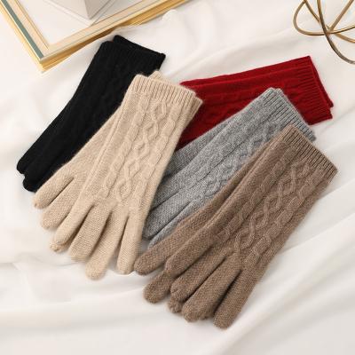 China Simply 2021 New Winter Thick Knitted Women's Warm And Fluffy Cashmere Gloves With Cable Pattern for sale