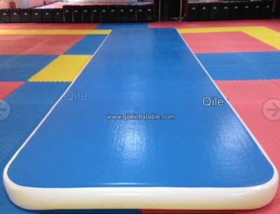 China pista de aire azul de la gimnasia del 15m, gimnasia del colchón de aire con las manijas durables en venta