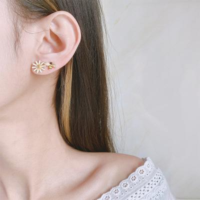 China Hot Selling ENSHIR FASHIONABLE Small Mini Flower Bee Earrings Asymmetric Ear Studs For Women for sale