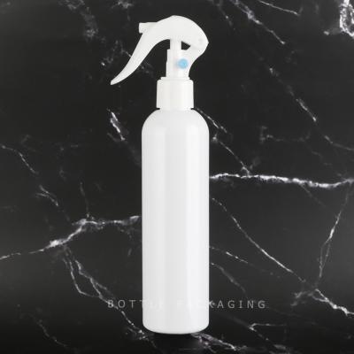 China Custom Colour Round Plastic Bottle 300ml Cleanser White Trigger Spraying Bottle for sale