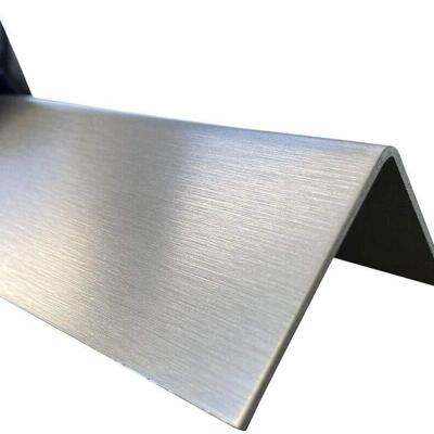 Cina Bar angolare in acciaio tenero di alta qualità ferro 65x65x4 acciaio metallico perforato a fessure bar angolare in acciaio al carbonio per la costruzione in vendita