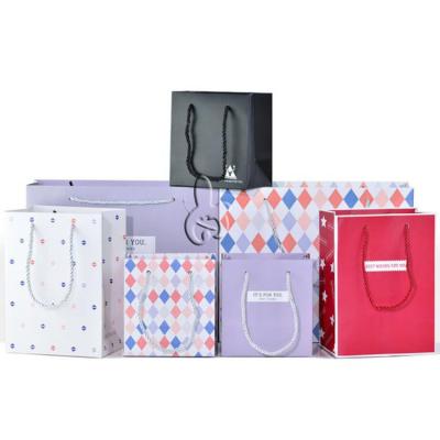 China 2022 Recyclable High Quality Simple Gift Bag Birthday Baking Apparel Custom Gift Wrapping Paper Bag Storage Bag for sale