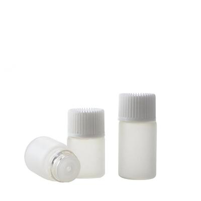 China Personal Care Mini 1ml 2ml 3ml Frosted White/Amber Vial With Inner Plug And Sample Glass Essential Oil Glass Bottle Sample Screw Cap for sale