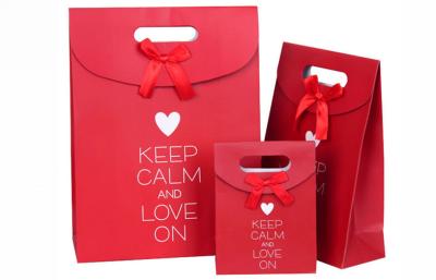 China Red Recyclable Handmade Paper Gift Bags With Handles Duplex Board for sale