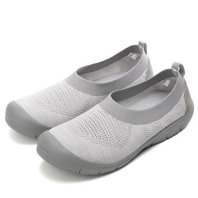 China Larger Size 1918 Lightweight Knitted Upper Lightweight Women's Shoes Mother's Shoes For The Elderly for sale