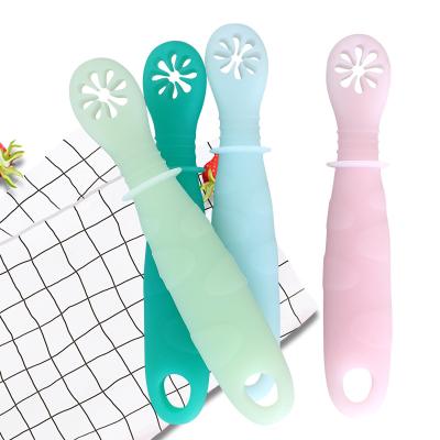 China Pre-training silicone toddler feeding spoon bpa free silicone cuchara de bebe color BPA free newborn silicone feeder for sale